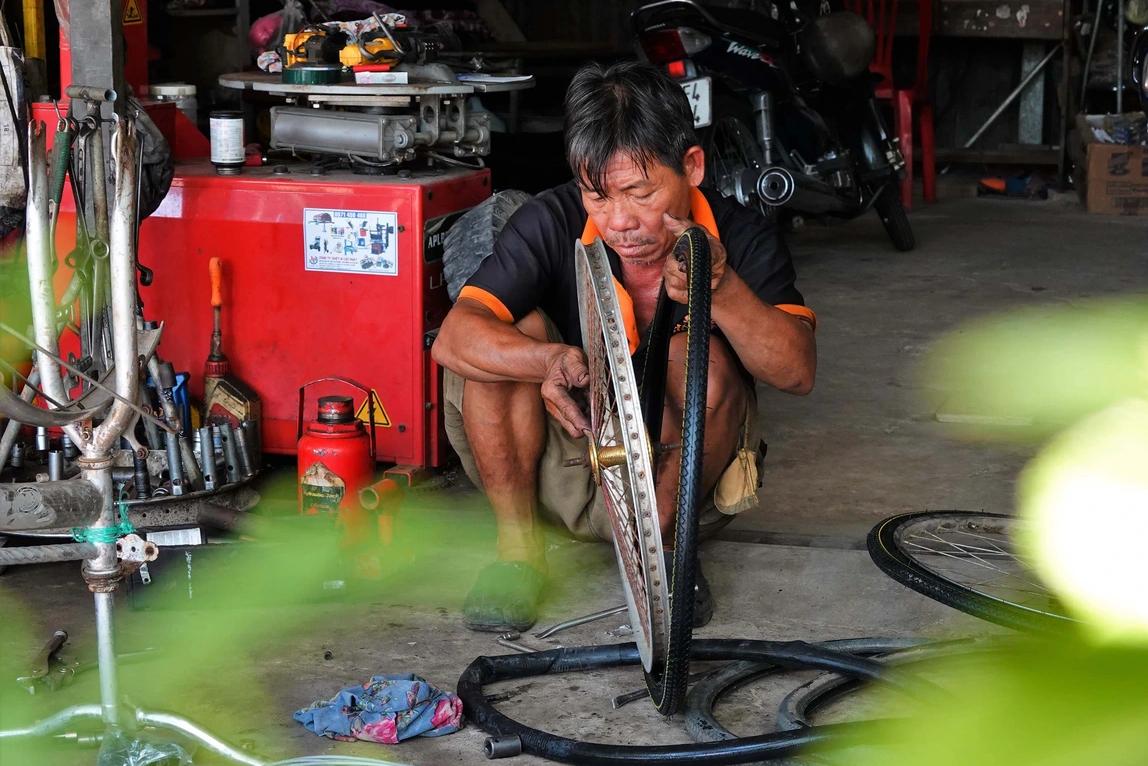 Ong van miet mai sua xe hang ngay. Anh: Ta Quang