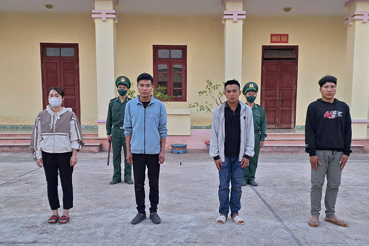 Các đối tượng xuất, nhập cảnh trái phép do lực lượng BĐBP Điện Biên bắt giữ. Ảnh: Anh Dũng