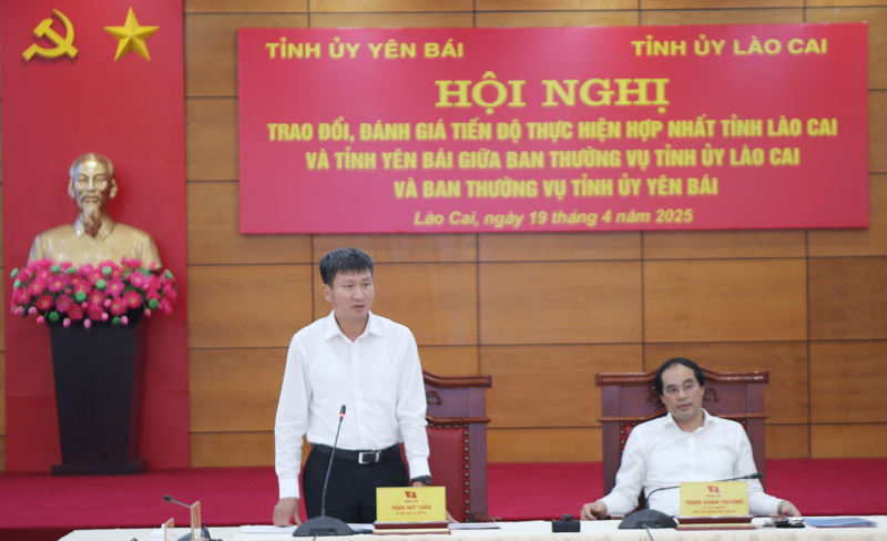 Yen Bai Provincial Party Secretary Tran Huy Tuan speaks at the conference to assess the progress of the merger Photo: Huu Huynh