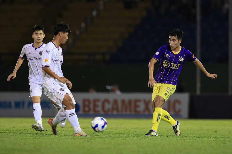 Hanoi FC beat Binh Duong 3-0 in round 19. Photo: Minh Dan