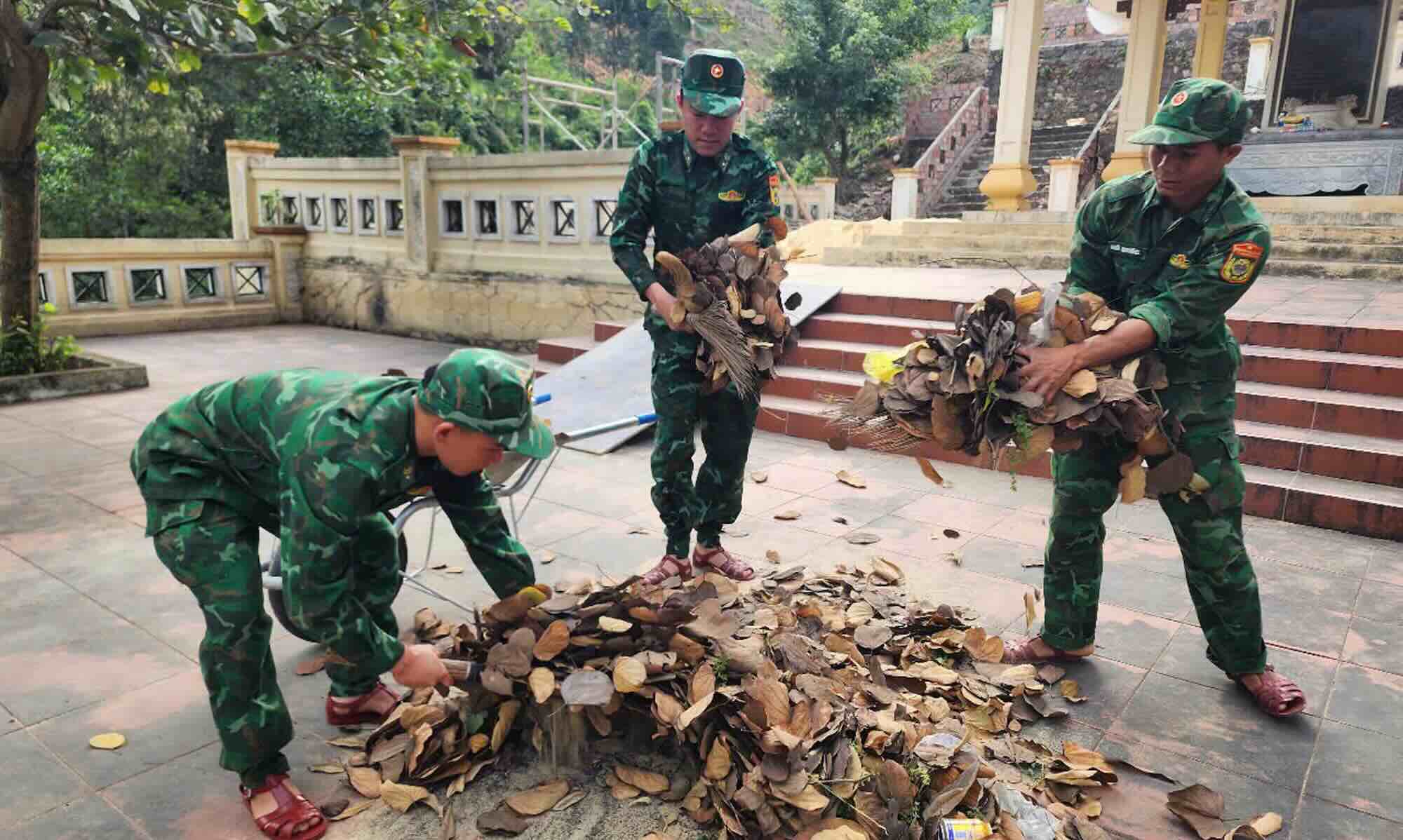 Boi doi Bien phong Quang Binh ho tro nguoi dan chuong trinh “Thu Bay ve ban“. Anh: Bo doi Bien phong