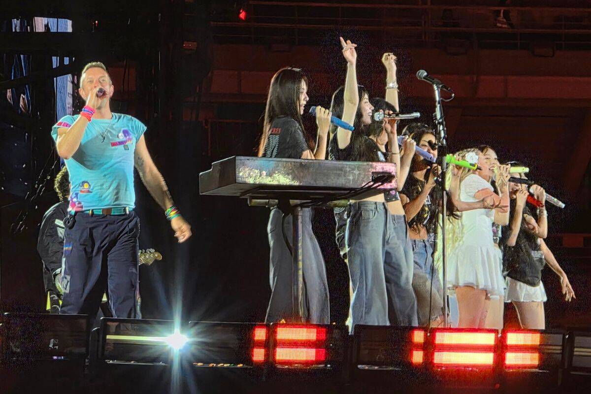 Coldplay y TWICE se presentaron en el concierto de Coldplay en Corea del Sur. Imagen de la pantalla