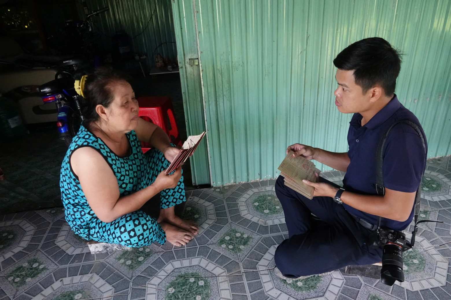 Ba Dam ke ve hanh trinh hien mau cua gia dinh cho phong vien Bao Lao Dong. Anh: Ta Quang