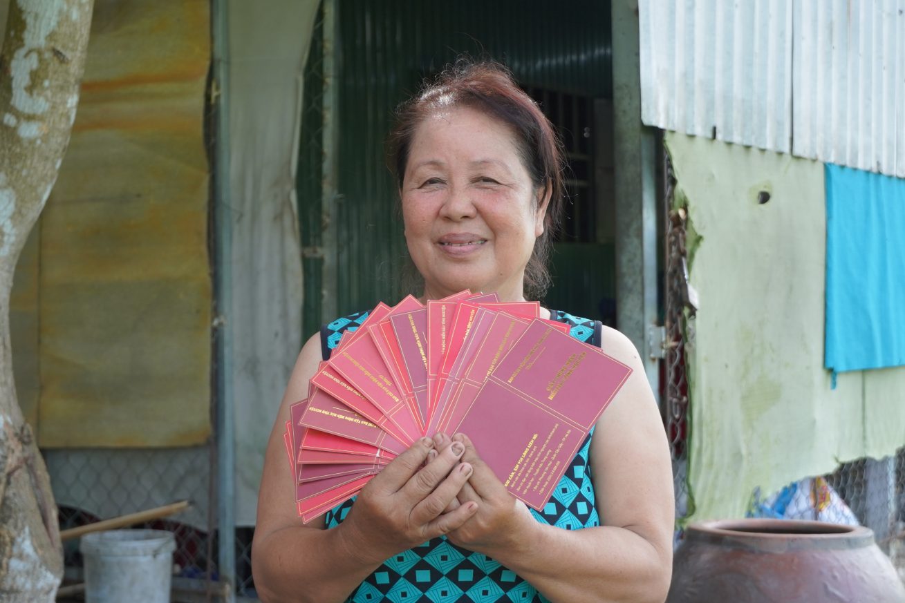 Ba Dam vui ve ben nhung tam chung nhan hien mau. Anh: Ta Quang