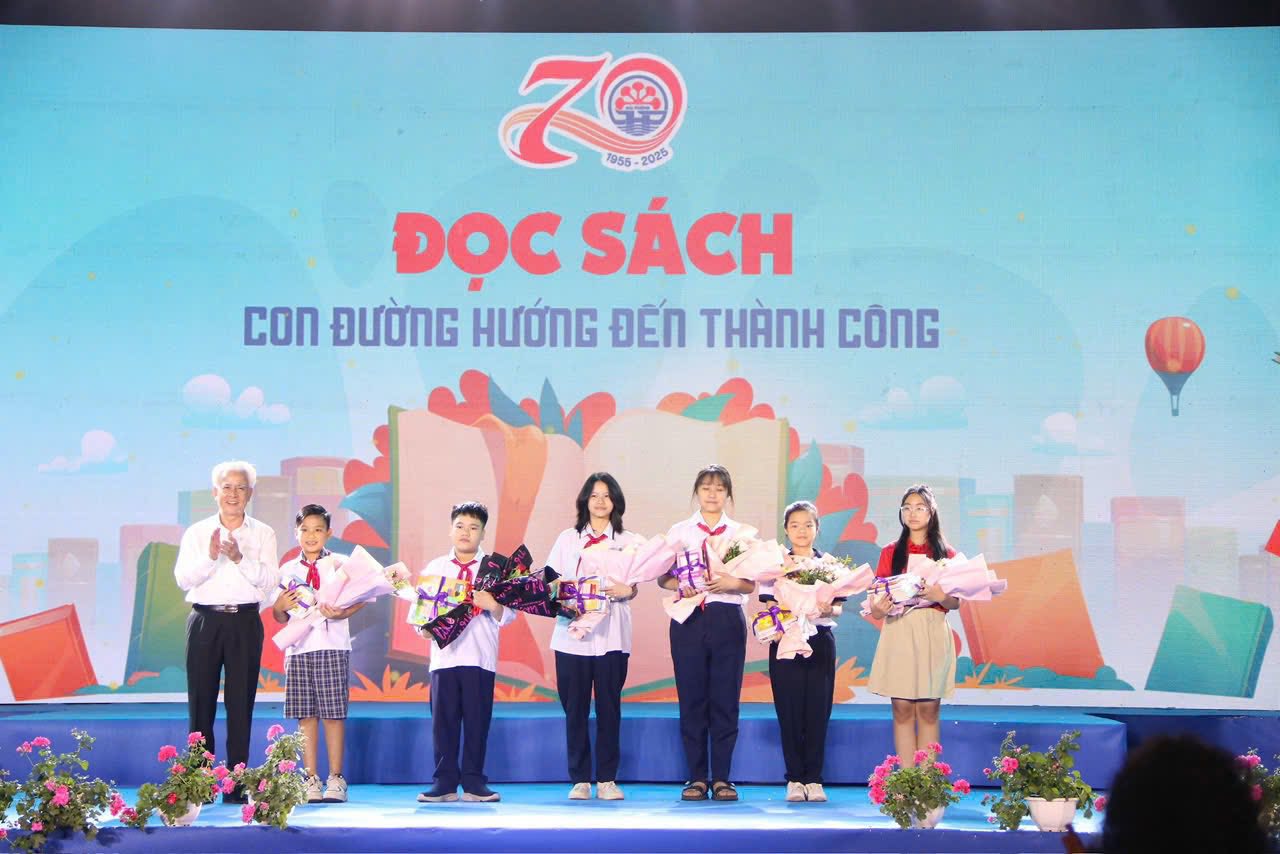 En la Casa de Cultura, Deportes y Turismo de Hai Phong, se inauguro el Libro 2025 con una serie de actividades en el lado de la playa. Imagen: El encanto de la guerra