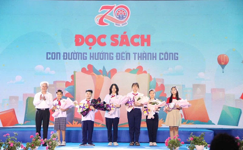 The Hai Phong Culture, Sports and Tourism Festival opens the 2025 Book tour with free activities on the side of the mountain. Photo: Duyen Vu