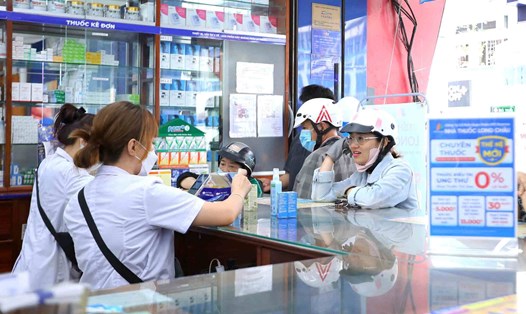 Tại nhà thuốc Long Châu, tất cả thực phẩm chức năng được bán đều phải có Giấy tiếp nhận công bố sản phẩm của Cục ATTP. Ảnh: TL.
