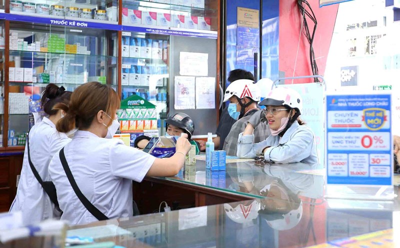 At Long Chau Pharmacy, all functional foods sold must have a Certificate of Receipt of Product Declaration from the Department of Food Safety. Photo: TL.