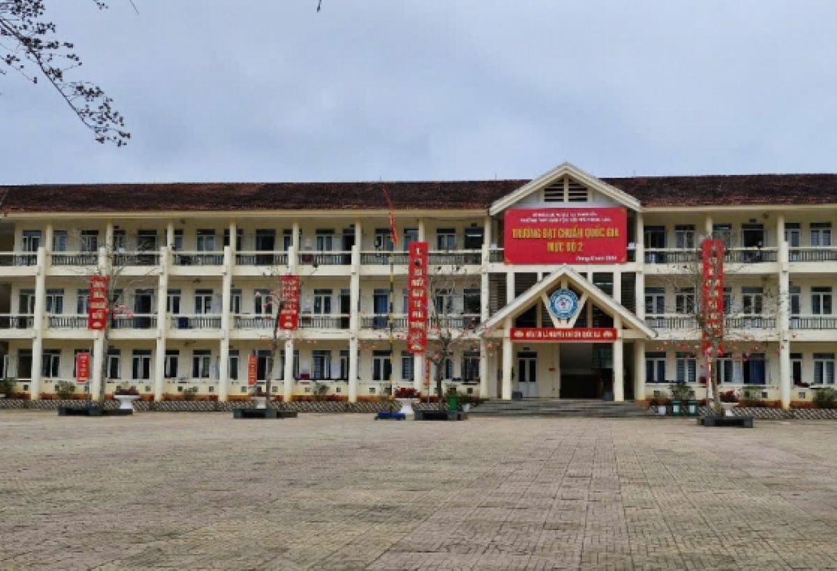 Nhieu can bo, lanh dao Truong PTDTNT THCS Ngoc Lac tu nguyen nop tien khac phuc hau qua do tuyen sinh sai doi tuong. Anh: Tran Thang