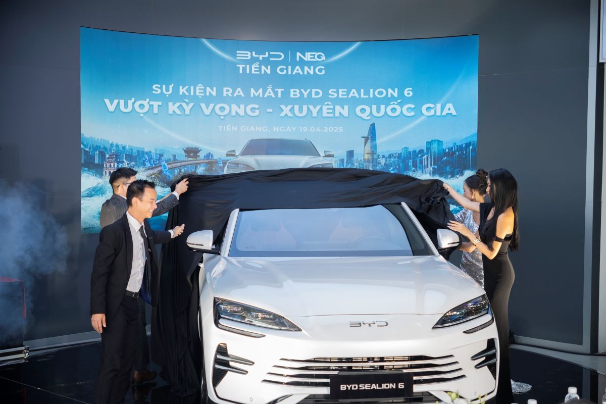 BYD Tien Giang officially opened for sale the BYD Sealion 6 external-charged electric SUV (PHEV) from April 19. Photo: Loan Tran