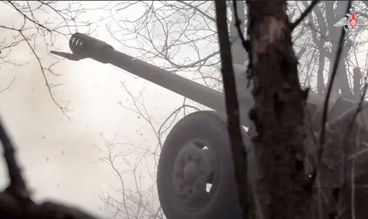 Pháo binh Nga tấn công căn cứ Ukraina từ xa. Ảnh cắt từ video của Bộ Quốc phòng Nga