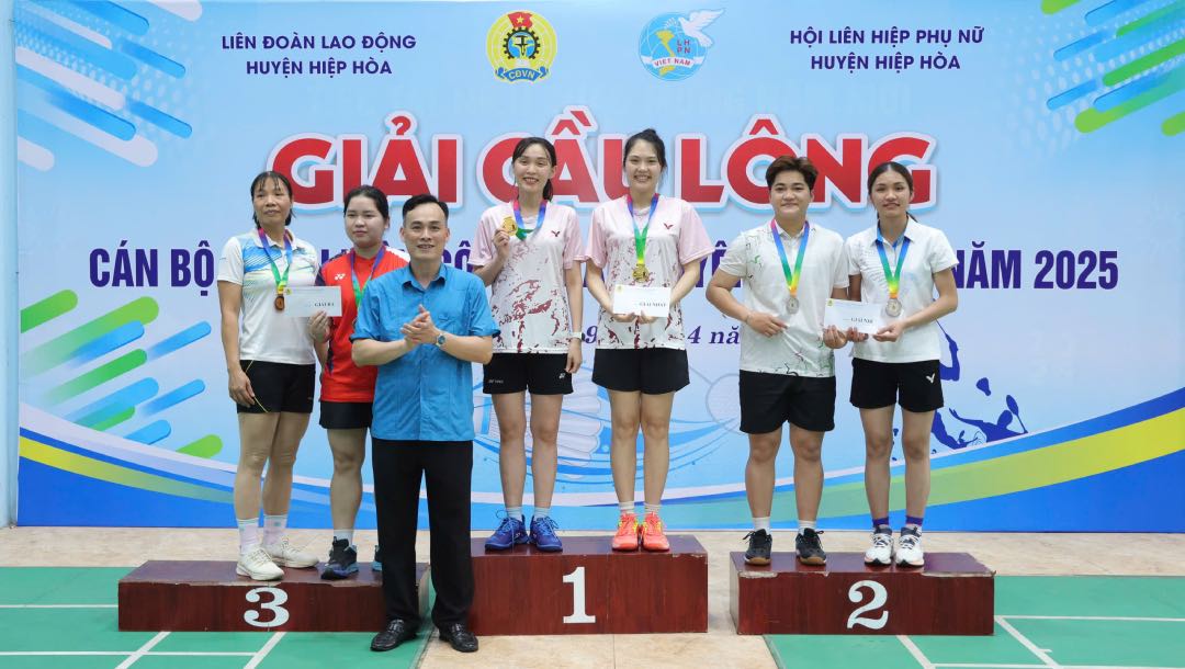 Leaders of Hiep Hoa District Labor Federation presented prizes to athletes participating in the badminton tournament. Photo: Hiep Hoa District Labor Federation