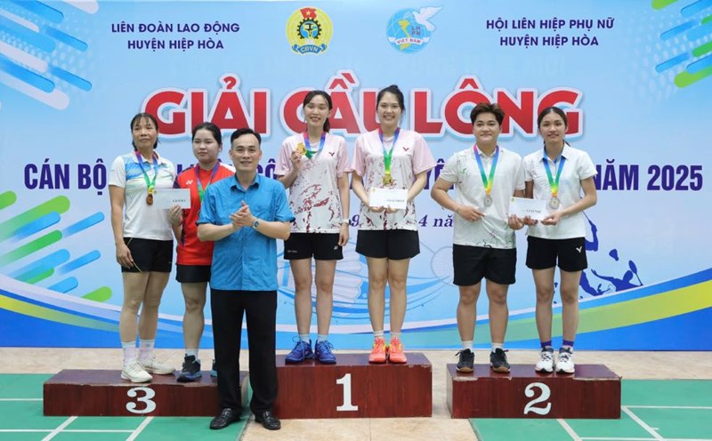 Leaders of Hiep Hoa District Labor Federation presented prizes to athletes participating in the badminton tournament. Photo: Hiep Hoa District Labor Federation