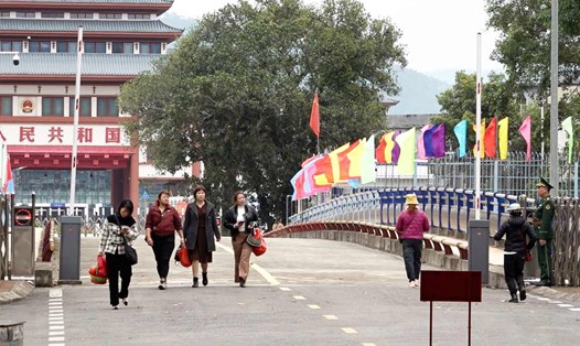 Đoàn khách du lịch Trung Quốc làm thủ tục xuất nhập cảnh tại cặp cửa khẩu Hoành Mô (Việt Nam) – Động Trung (Trung Quốc). Ảnh: Đoàn Hưng