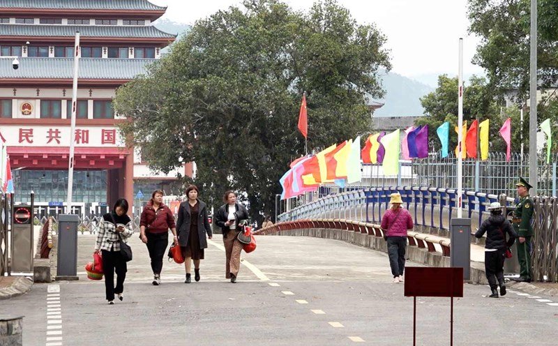 The group of Chinese tourists completed immigration procedures at the Hoanh Mo (Vietnam) - Dong Trung (China) border gate. Photo: Doan Hung