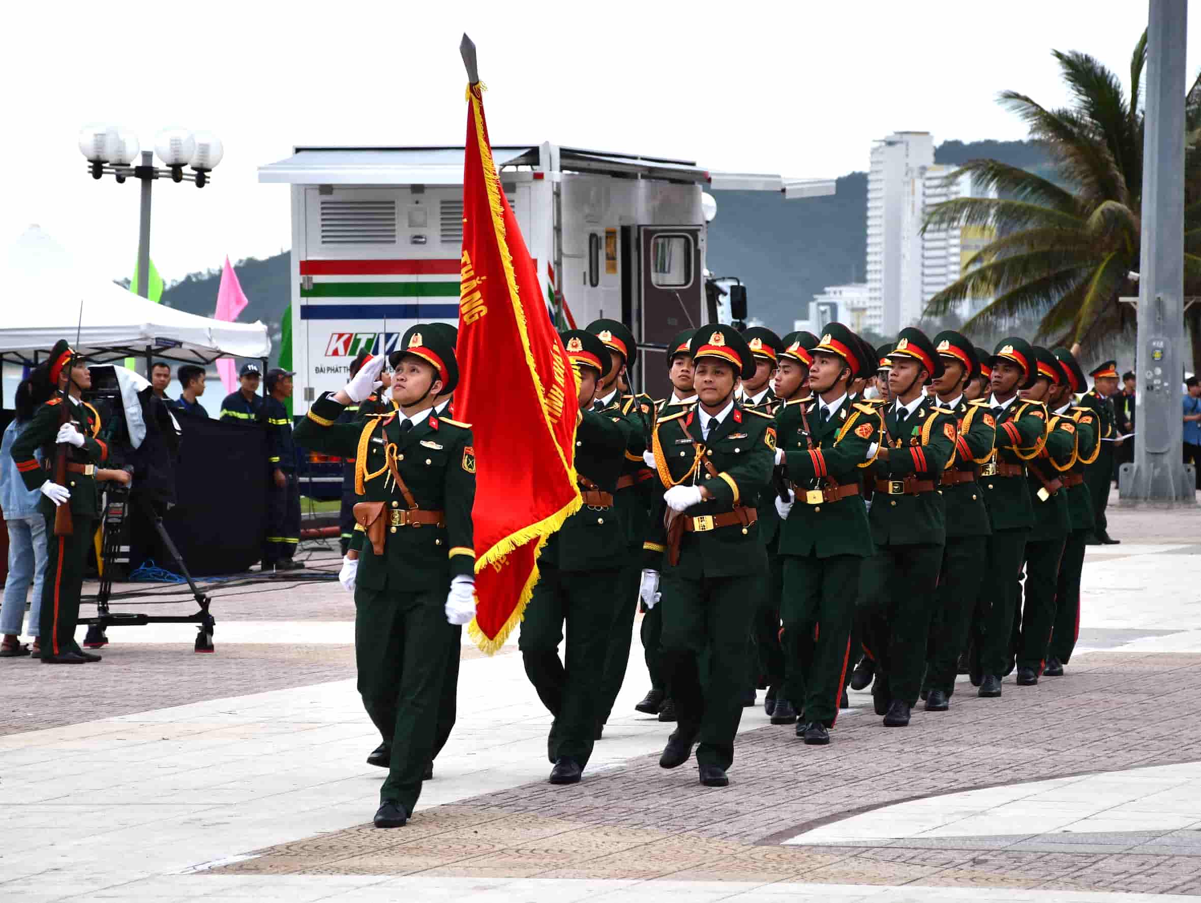 More than 1,600 people attended the Flag-raising ceremony to celebrate the Liberation of Khanh Hoa. Photo: Huu Long