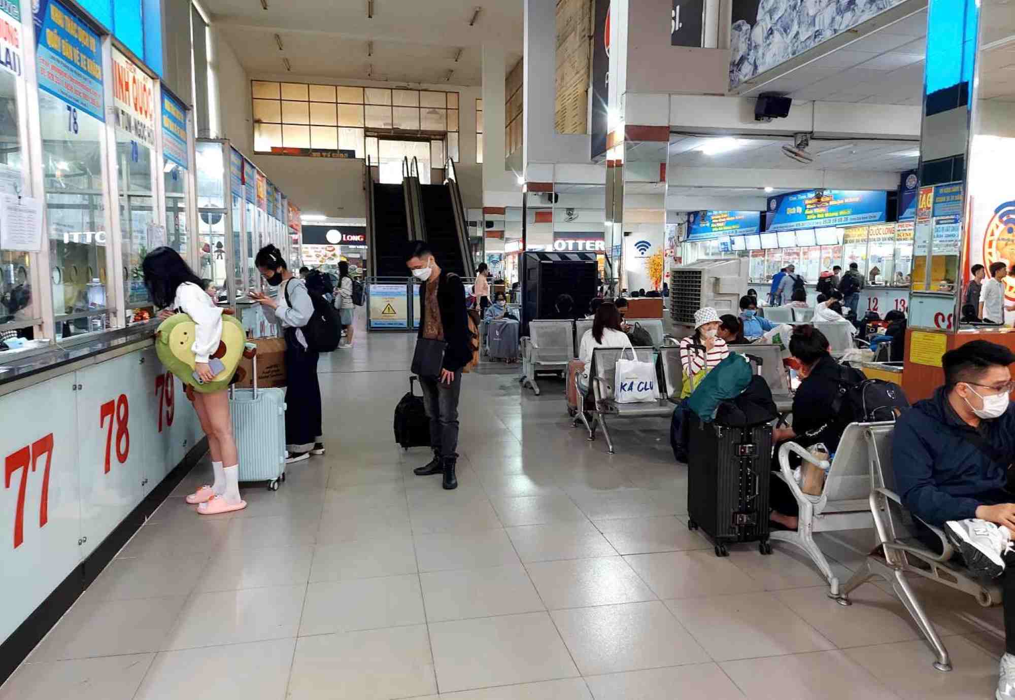 Passengers buy tickets at Mien Dong Bus Station (Binh Thanh District, Ho Chi Minh City). Photo: Minh Quan