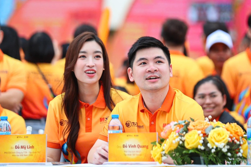 Doanh nhân Đỗ Vinh Quang và vợ Đỗ Mỹ Linh tại một sự kiện. Ảnh: Hà Nội FC