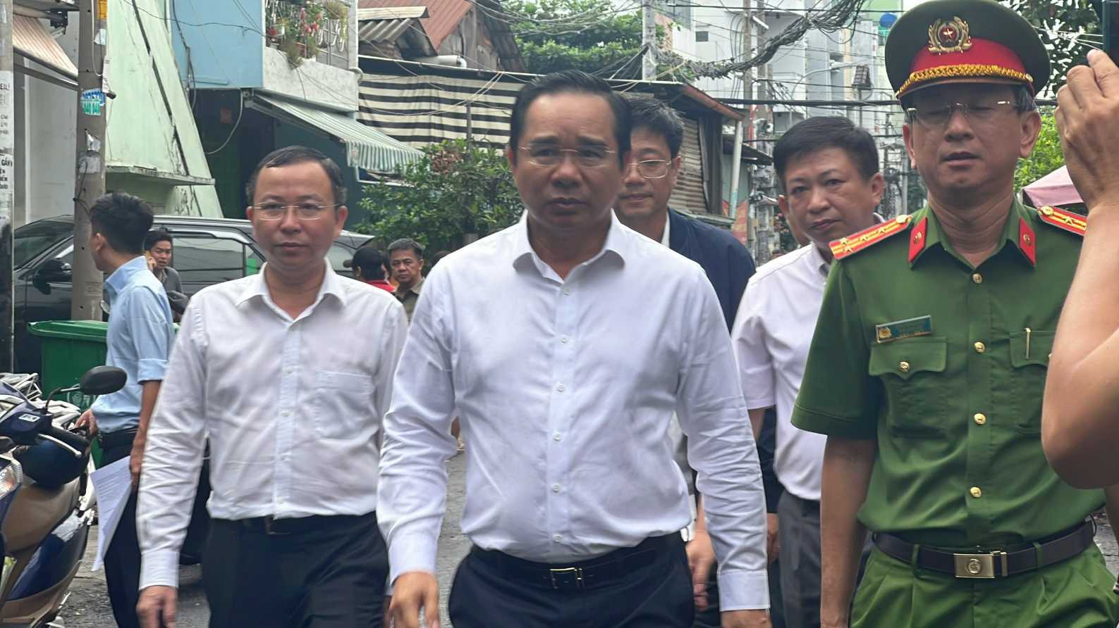Chairman of the Ho Chi Minh City People's Committee Nguyen Van Duoc was also present at the scene. Photo: Chan Phuc