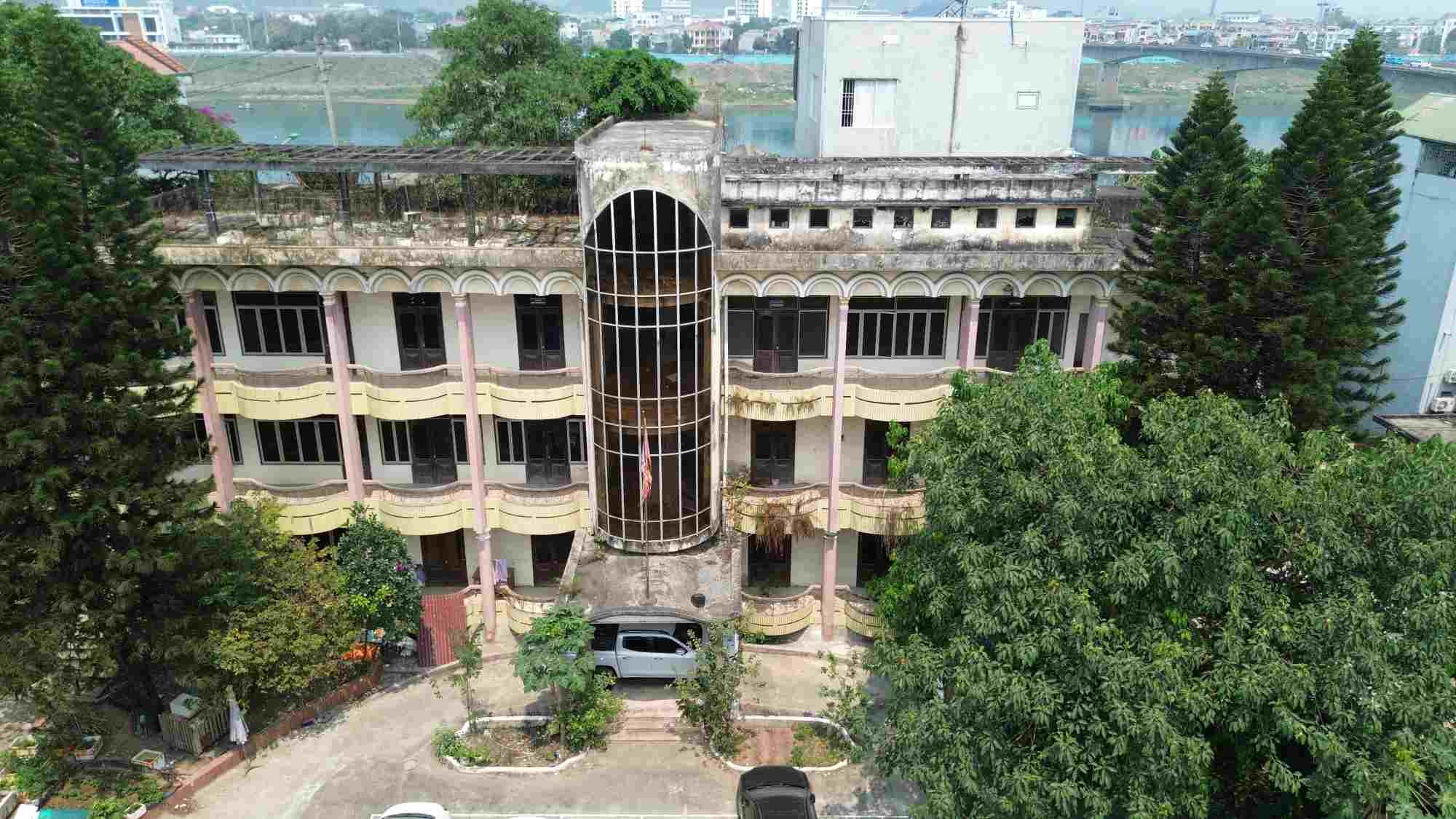 El centro de los 100 millones de dolares abandonado en la tierra de oro de la Ciudad de la Paz. Imagen de la pagina web de Yen San