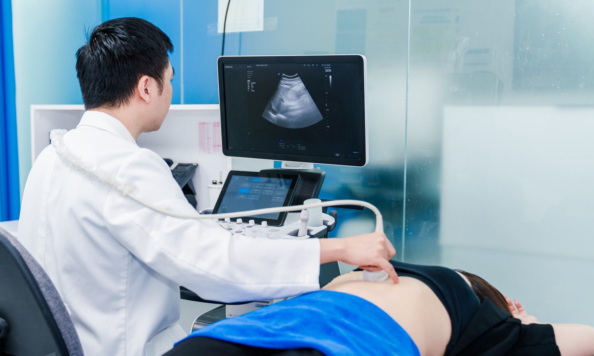 La OMS acaba de responder sobre la regulacion de la maternidad para las trabajadoras cuando la empresa se cierra. En ella, el doctor esta haciendo una exploracion a una mujer embarazada. Imagen de la BVCC