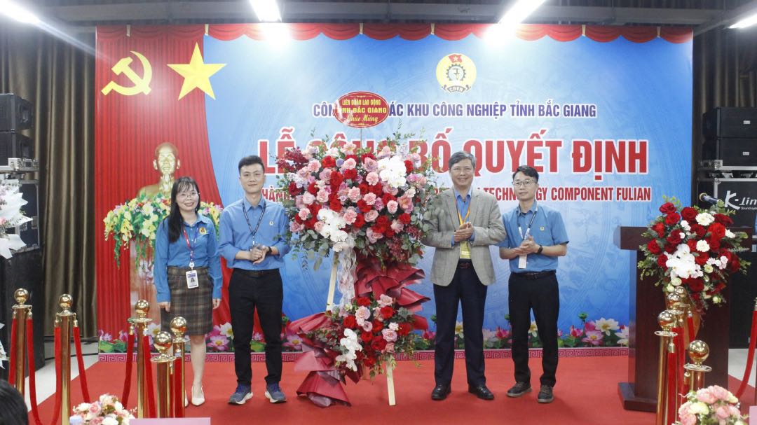 Mr. Nguyen Van Canh - Chairman of the Bac Giang Provincial Labor Federation (2nd from right) - presented flowers to congratulate the newly established grassroots trade union. Photo: Quyet Chien