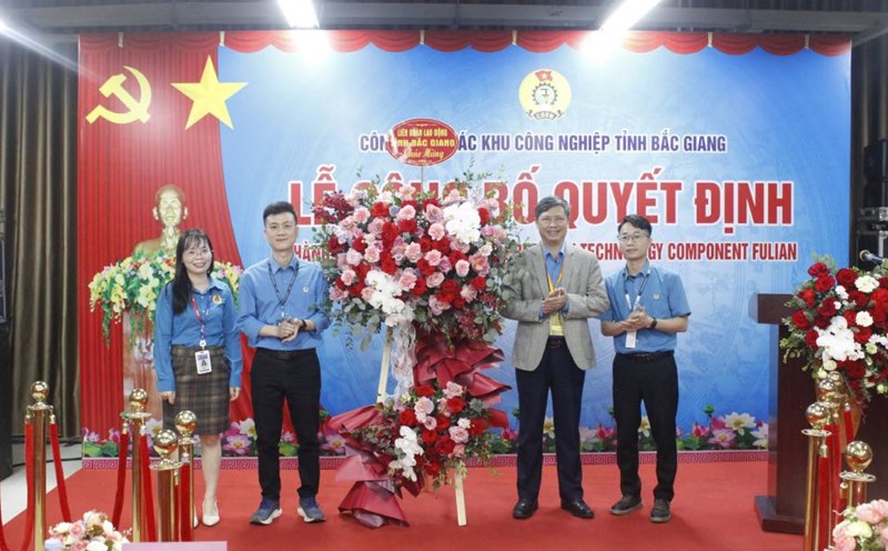 Mr. Nguyen Van Canh - Chairman of the Bac Giang Provincial Labor Federation (2nd from right) - presented flowers to congratulate the newly established grassroots trade union. Photo: Quyet Chien