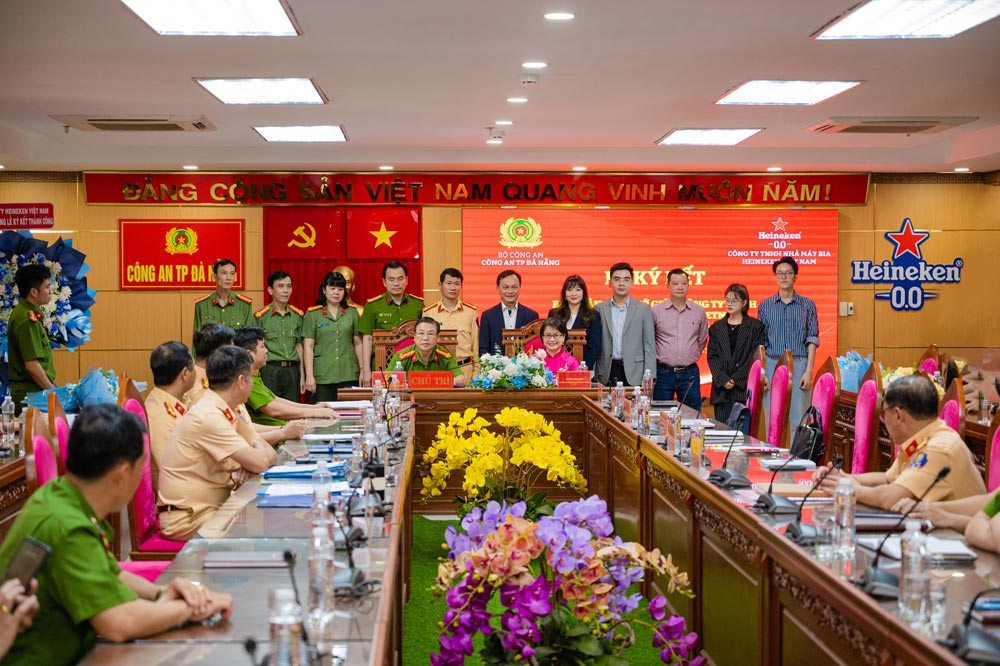 Đại diện HEINEKEN Việt-Nam và Công an Thành phố Đà Nẵng ký biên bản ghi nhớ cùng thúc đẩy văn hóa “Uống có trách nhiệm". Ảnh: DN cung cấp