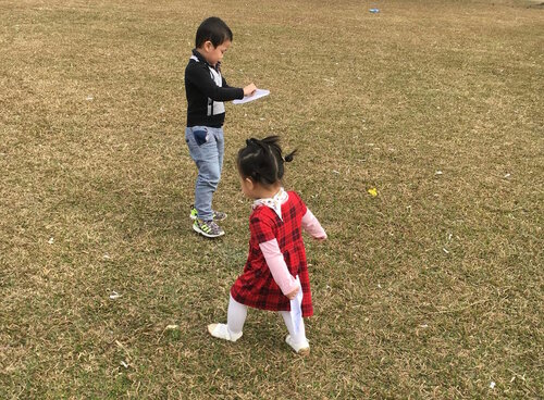 Parents should prepare everything basic so that children can have a safe and comfortable trip during the holidays. Photo: Thuy