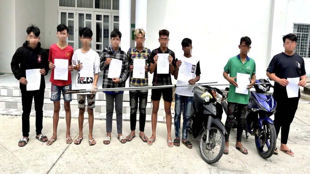 Các thanh thiếu niên đã thành khẩn khai nhận toàn bộ hành vi sai phạm và giao nộp 3 dao tự chế. Ảnh: Công an cung cấp