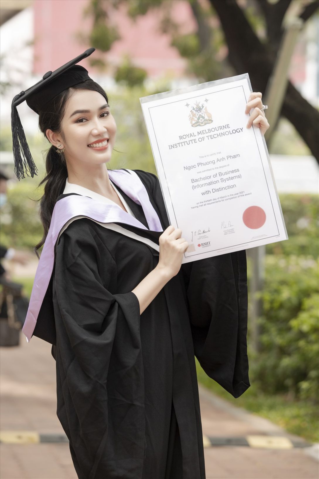A hau Phuong Anh da hoan thanh bac hoc Thac si va dang chuan bi hoc len Tien si o tuoi 27. Anh: Nhan vat cung cap