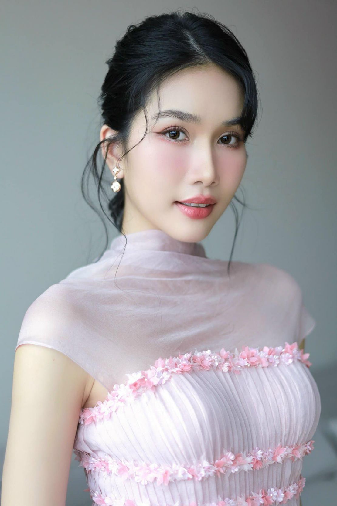 Runner-up Phuong Anh affirmed that studying is the key to changing life. Photo: Character provided