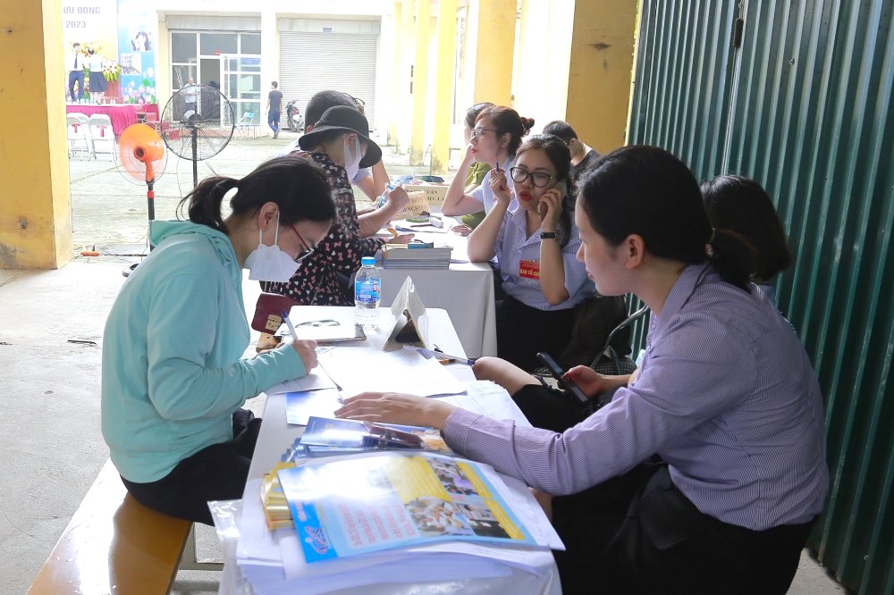Policies on wages, bonuses, allowances, etc. have received much attention from workers. Illustrative photo: Huong Nha
