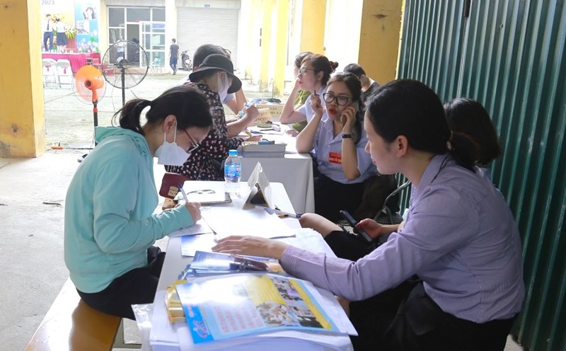 Policies on wages, bonuses, allowances, etc. have received much attention from workers. Illustrative photo: Huong Nha