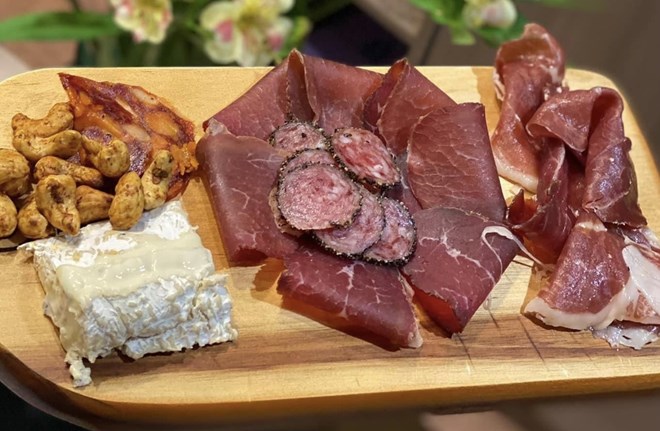 Los pacientes con insuficiencia renal deben abstenerse de las carnes preparadas, el bacon. Imagen de la estrella Kim