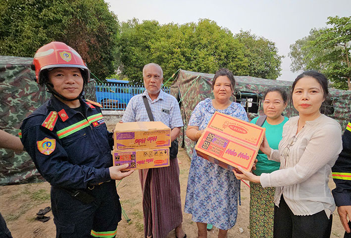 Colonel Nguyen Minh Khuong - Head of the working delegation of the Vietnamese Ministry of Public Security - presented gifts to people in Zabu Thiri town on the morning of April 2. Photo: Le Hoang