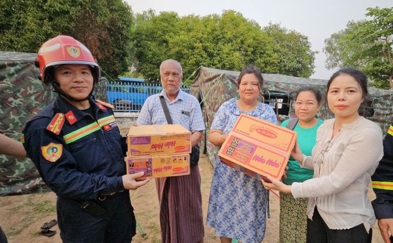 Colonel Nguyen Minh Khuong - Head of the working delegation of the Vietnamese Ministry of Public Security - presented gifts to people in Zabu Thiri town on the morning of April 2. Photo: Le Hoang