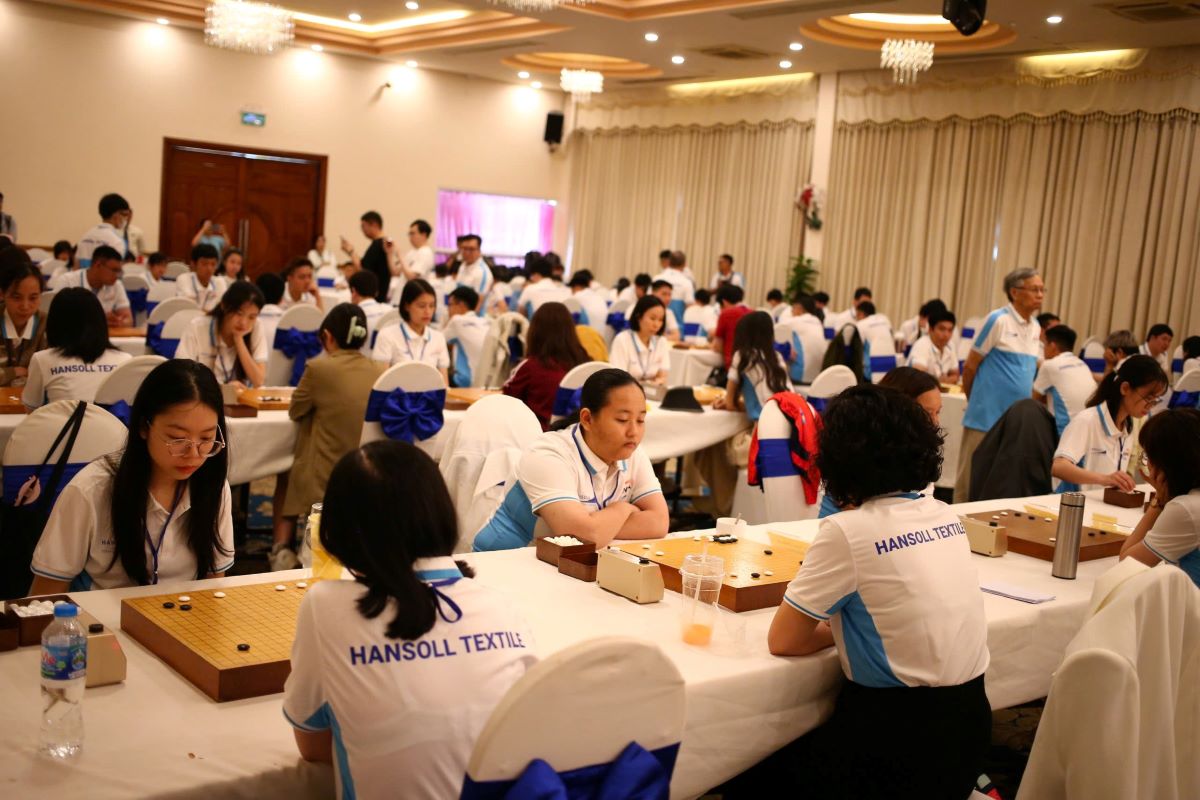 The 2025 National Surfing Chess Tournament opened in Ho Chi Minh City, attracting nearly 140 players to compete. Photo: Phong Le