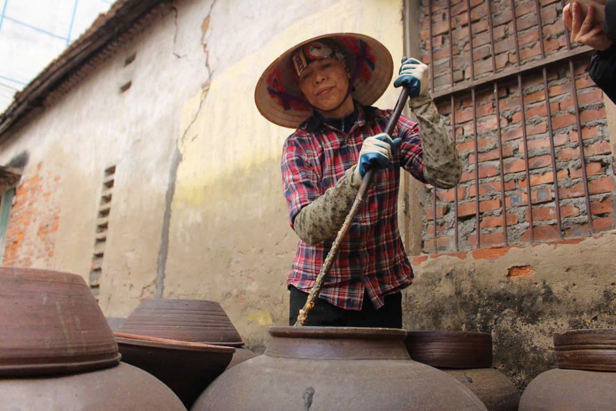 In the first month of the soy sauce, Mrs. Sang had to continuously stir up the stewed fish.