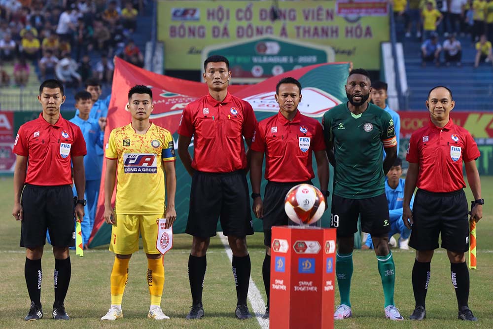 FIFA referee Bin Ali (3rd from right) once officiated the match of Thanh Hoa club. Photo: VPF