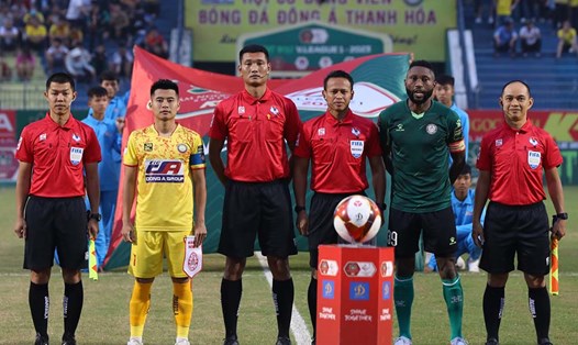 Trọng tài FIFA Bin Ali (thứ 3 từ phải sang) từng điều hành trận đấu của câu lạc bộ Thanh Hóa. Ảnh: VPF