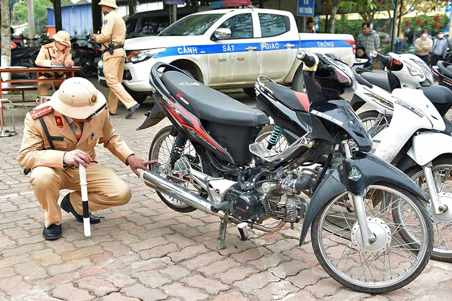 Checking a student vehicle, Hanoi Traffic Police discovered a modified vehicle