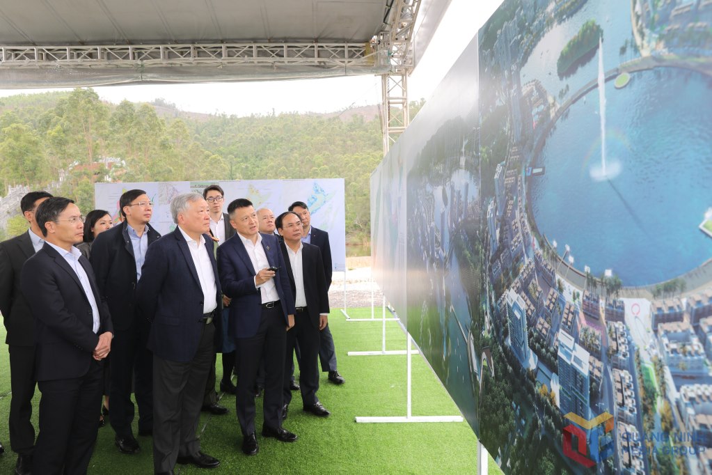 Deputy Prime Minister Nguyen Hoa Binh surveyed the investment and construction project of Van Don high-end resort complex park. Photo: Quang Ninh Provincial Media Center