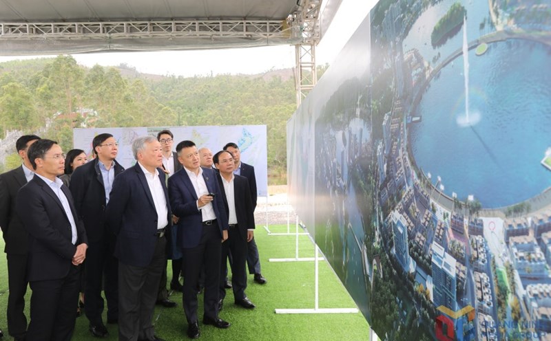 Deputy Prime Minister Nguyen Hoa Binh surveyed the investment and construction project of Van Don high-end resort complex park. Photo: Quang Ninh Provincial Media Center