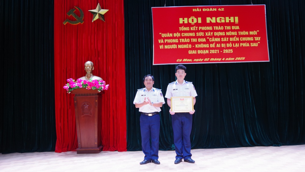 The Political Commissar of Squadron 42 presented a certificate of merit to the CSB Ship collective in 2004 for their outstanding achievements in implementing the Emulation Movement. Photo: Squadron 42
