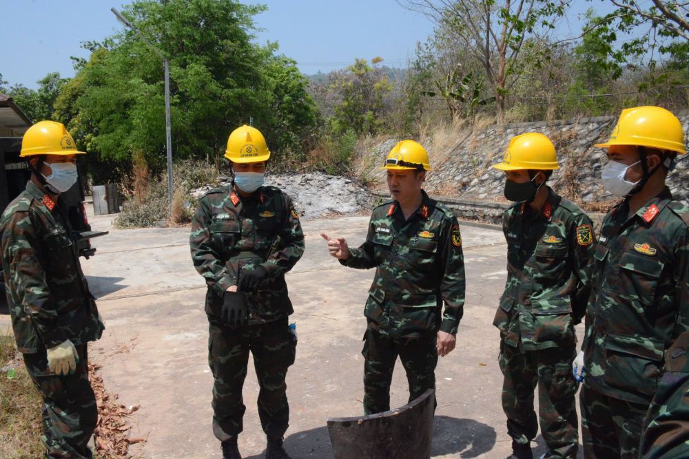 The engineering team of the Vietnam People's Army rescue team discussed how to coordinate to rescue survivors of the earthquake. Photo: Vu Hung