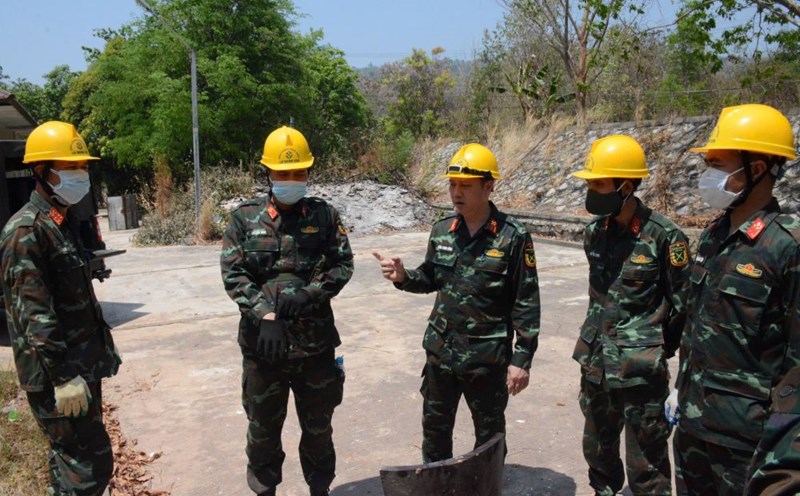 The engineering team of the Vietnam People's Army rescue team discussed how to coordinate to rescue survivors of the earthquake. Photo: Vu Hung