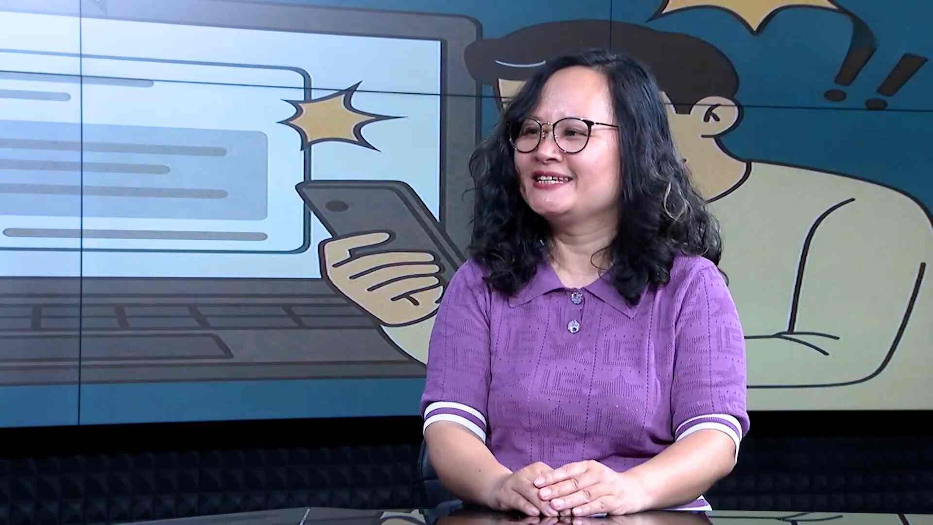 Dr. Nguyen Thi Tuyet Minh shares about psychological manipulation from the perspective of Sociology. Photo: Huyen Trang