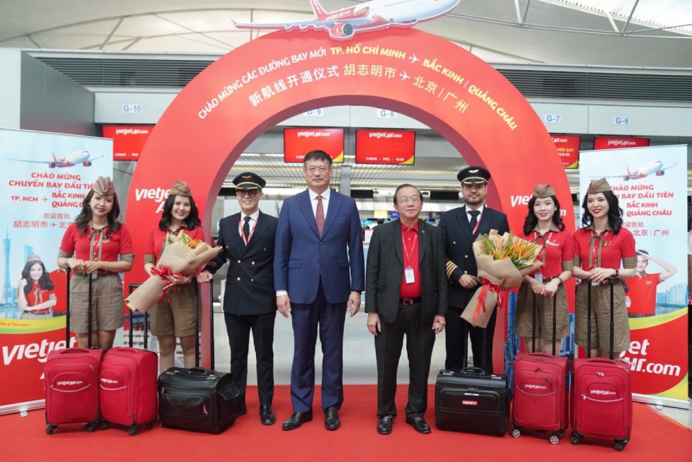 The Consulate General of China in Ho Chi Minh City - Mr. Nguyen Hoa Tuong (Green vest) congratulated Vietjet and Deputy General Director of Vietjet Do Xuan Quang (Black vest) to welcome the first passengers. Photo: Vietjet