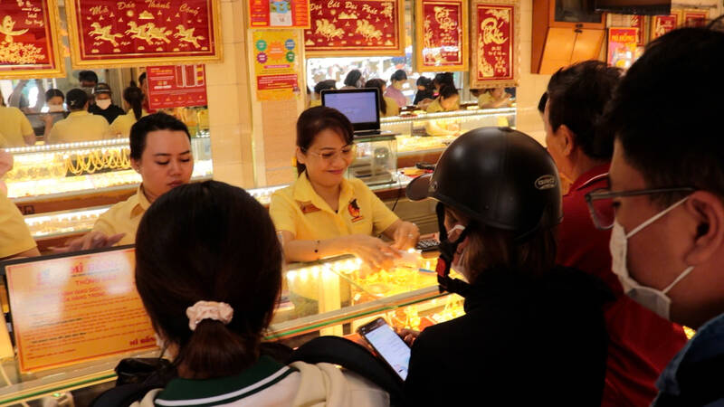 People continue to buy gold rings at stores in Ho Chi Minh City. Photo: Ha May